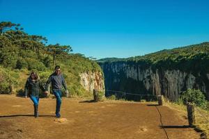 cambara do sul, brazilië - 16 juli 2019. onverharde weg en mensen bij de itaimbezinho-canyon met rotsachtige kliffen in de buurt van cambara do sul. een klein stadje met verbazingwekkende natuurlijke toeristische attracties. foto