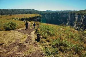 cambara do sul, brazilië - 16 juli 2019. pad en mensen bij de itaimbezinho-canyon met rotsachtige kliffen in de buurt van cambara do sul. een klein stadje met verbazingwekkende natuurlijke toeristische attracties. foto