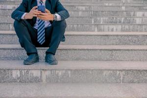 Aziatische zakenlieden met hoofdpijn of migraine op het stadhuis na het werk beelden van jonge zakenlieden die moe zijn, stress, crisis, depressie, mislukking in bedrijfsconcepten foto