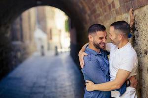 homo paar lachen samen in een romantisch moment. foto