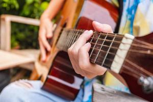 meisje dat klassieke gitaar speelt foto