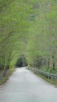 de prachtige landweg door de bergen en het dorp op het platteland van China foto