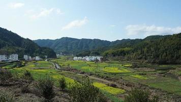 het mooie en oude traditionele Chinese dorpsgezicht met de bergen eromheen gelegen op het platteland van Zuid-China foto