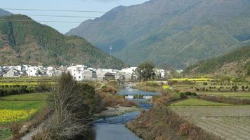 het mooie en oude traditionele Chinese dorpsgezicht met de bergen eromheen gelegen op het platteland van Zuid-China foto