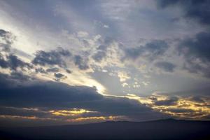 mooie cloudscape die de zonsondergang afstoft. avondlucht uitzicht. foto