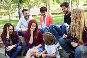 groep jongeren samen buiten in stedelijke achtergrond foto