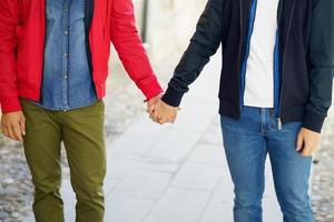 homo paar hand in hand op straat. foto