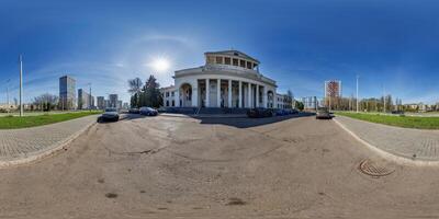 hdri panorama 360 in de buurt historisch gebouw met kolommen met parkeren tussen wolkenkrabbers van woon- kwartaal complex in vol equirectangular naadloos bolvormig projectie foto