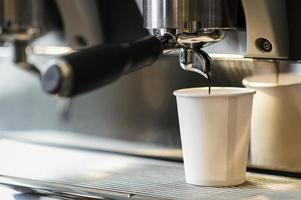 machine schenkende koffie wegwerpbeker