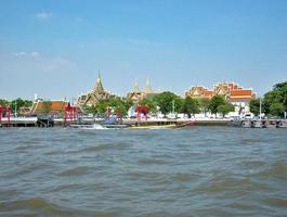 in de chao phraya-rivier het grote paleis gezien vanaf de chao phraya-rivier foto