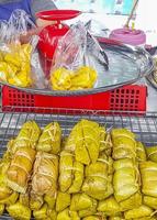 jackfruit bij een straatvoedselkraam in bangkok thailand. foto