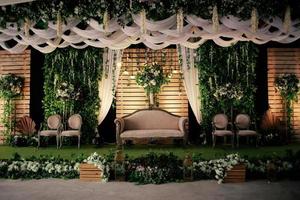 ceremonie, boog, huwelijksboog, huwelijk, huwelijksmoment, decoraties, decor, huwelijksdecoraties, bloemen, stoelen, buitenceremonie in de open lucht, boeketten bloemen foto