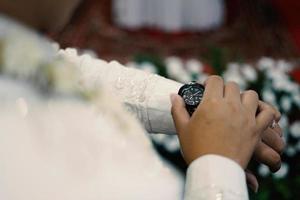 herenhorloge bij de hand. huwelijksplechtigheid foto