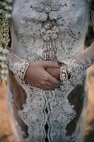 luxe trouwjurk gedragen tijdens ceremonie foto