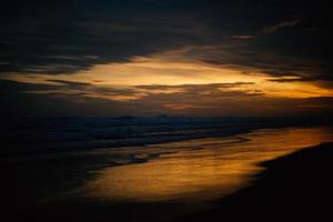 uitzicht op het strand in de avond foto