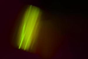 abstract donker neon gloeiend futuristisch licht met glow in the dark patroon op donker. foto