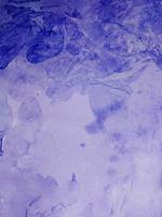 abstracte donkerblauwe aquarel chaotische vintage verf zijdetextuur en abstract vloeibaar patroon op blauw. foto
