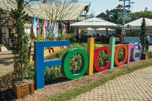 nova petropolis, brazilië - 20 juli 2019. kleurrijk bord met het woord folklore in een tuin op het 47e internationale folklorefestival van nova petropolis. een landelijke stad gesticht door Duitse immigranten. foto