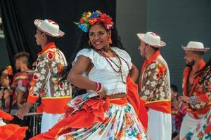 nova petropolis, brazilië - 20 juli 2019. braziliaanse vrouwelijke volksdanser die een typische dans uitvoert op het 47e internationale folklorefestival van nova petropolis. een landelijke stad gesticht door Duitse immigranten. foto