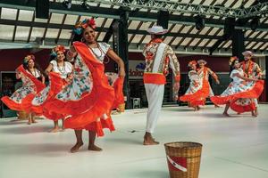 nova petropolis, brazilië - 20 juli 2019. braziliaanse volksdansers die een typische dans uitvoeren op het 47e internationale folklorefestival van nova petropolis. een mooie landelijke stad gesticht door Duitse immigranten. foto