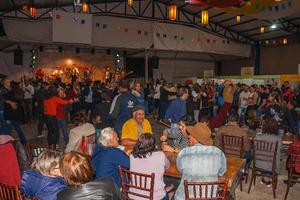 canela, brazilië - 21 juli 2019. mensen dansen traditionele liederen uitgevoerd door muzikanten op het podium van een folkloristisch festival in canela. een charmant stadje dat erg populair is vanwege zijn ecotoerisme. foto