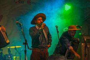 canela, brazilië - 21 juli 2019. muzikanten die typische kleding dragen en traditionele liederen uitvoeren op het podium van een folkloristisch festival in canela. een charmant stadje dat erg populair is vanwege zijn ecotoerisme. foto