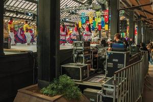 nova petropolis, brazilië - 20 juli 2019. geluidstechnici en Colombiaanse volksdansers op het 47e internationale folklorefestival van nova petropolis. een mooie landelijke stad gesticht door Duitse immigranten. foto