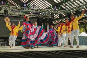 nova petropolis, brazilië - 20 juli 2019. colombiaanse volksdansers die een typische dans uitvoeren op het 47e internationale folklorefestival van nova petropolis. een mooie landelijke stad gesticht door Duitse immigranten. foto