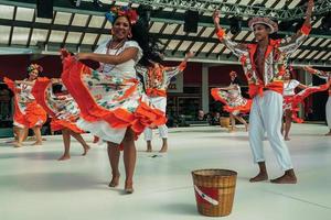 nova petropolis, brazilië - 20 juli 2019. braziliaanse volksdansers die een typische dans uitvoeren op het 47e internationale folklorefestival van nova petropolis. een mooie landelijke stad gesticht door Duitse immigranten. foto