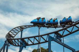 canela, brazilië - 21 juli 2019. mensen in een blauwe kar die plezier hebben op de achtbaan op een bewolkte dag in het alpen-pretpark in de buurt van canela. een charmant stadje dat erg populair is vanwege zijn ecotoerisme. foto