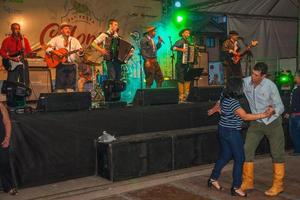 canela, brazilië - 21 juli 2019. mensen dansen traditionele liederen uitgevoerd door muzikanten op het podium van een folkloristisch festival in canela. een charmant stadje dat erg populair is vanwege zijn ecotoerisme. foto