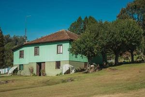 bento goncalves, brazilië - 11 juli 2019. ingang van een oud charmant huisje in een traditionele landelijke stijl op een boerderij in de buurt van bento goncalves. foto