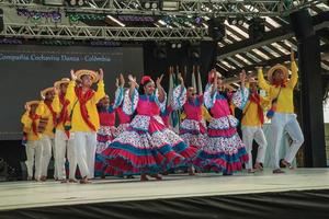 nova petropolis, brazilië - 20 juli 2019. colombiaanse volksdansers die een typische dans uitvoeren op het 47e internationale folklorefestival van nova petropolis. een mooie landelijke stad gesticht door Duitse immigranten. foto