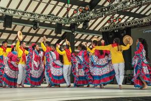 nova petropolis, brazilië - 20 juli 2019. colombiaanse volksdansers die een typische dans uitvoeren op het 47e internationale folklorefestival van nova petropolis. een mooie landelijke stad gesticht door Duitse immigranten. foto