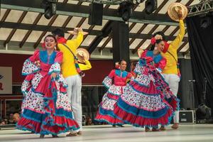 nova petropolis, brazilië - 20 juli 2019. colombiaanse volksdansers die een typische dans uitvoeren op het 47e internationale folklorefestival van nova petropolis. een mooie landelijke stad gesticht door Duitse immigranten. foto