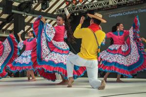 nova petropolis, brazilië - 20 juli 2019. colombiaanse volksdansers die een typische dans uitvoeren op het 47e internationale folklorefestival van nova petropolis. een mooie landelijke stad gesticht door Duitse immigranten. foto