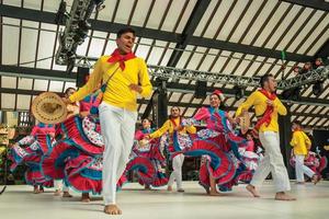 nova petropolis, brazilië - 20 juli 2019. colombiaanse volksdansers die een typische dans uitvoeren op het 47e internationale folklorefestival van nova petropolis. een mooie landelijke stad gesticht door Duitse immigranten. foto