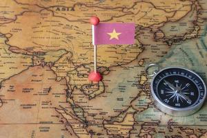 vietnam vlag en kompas op de wereldkaart. foto