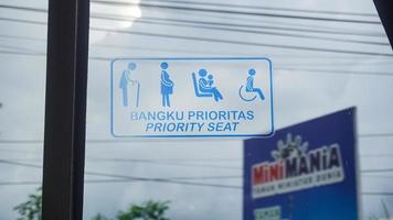 ambarawa, semarang, indonesië, 2021 - sticker voorrangszetelbus snelvervoersysteem foto