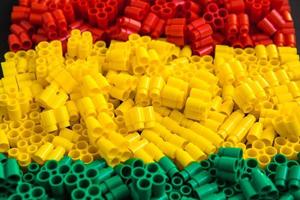 plastic bakstenen van rood, geel en groen foto