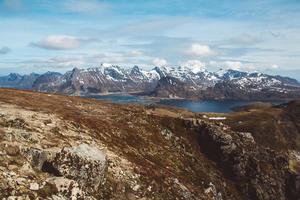 noorwegen bergen en landschappen op de eilanden lofoten. natuurlijk scandinavisch landschap foto