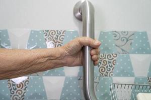 Aziatische senior of oudere oude dame vrouw patiënt gebruik toilet badkamer handvat beveiliging in verpleegafdeling ziekenhuis, gezond sterk medisch concept. foto