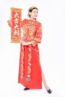 vrouw draagt cheongsam pak geef familie de chinese wenskaart voor geluk in chinees nieuwjaar foto