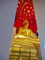 wihan phra mongkhon bophit in Ayutthaya, dat van binnen goed is gerestaureerd, staat een standbeeld van een grote president-boeddha. naam phra mongkhon bophit.