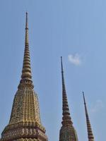 wat phra chetuphonwat pho bevindt zich achter de prachtige tempel van de smaragdgroene boeddha. foto