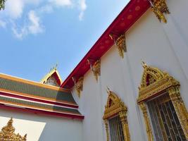 wat phra chetuphonwat pho bevindt zich achter de prachtige tempel van de smaragdgroene boeddha. foto