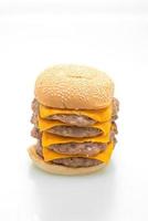 Varkenshamburger of varkenshamburger met kaas op witte achtergrond foto