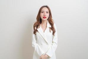 portret mooie zakenvrouw in wit rokkostuum