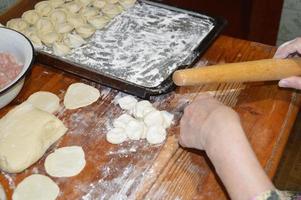 vrouw maakt thuis dumplings foto