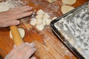 vrouw maakt thuis dumplings foto